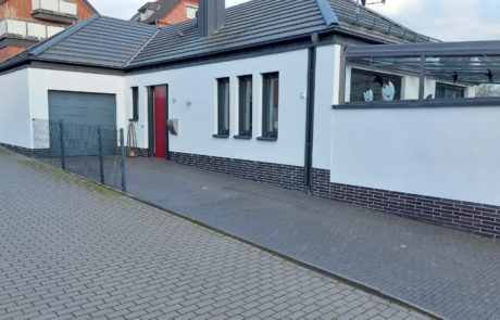 Perrevoort Selbstreinigender Fassadenanstrich durch fotokatalytische Eigenschaften mit Herbol Herboxan